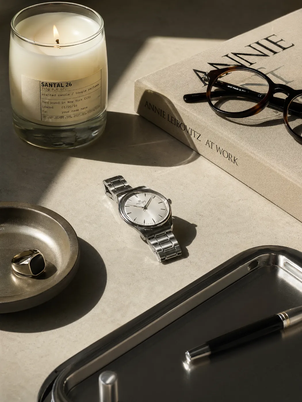 Still life di prodotto con styling premium e luce controllata